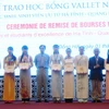 Giáo sư Odon Vallet và giáo sư Trần Thanh Vân trao học bổng cho các em sinh viên ưu tú. (Ảnh: Võ Dung/TTXVN)