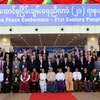 Tổng thống Myanmar U Htin Kyaw (thứ 9, trái, trước) và Cố vấn nhà nước Aung San Suu Kyi (thứ 8, trái, trước) và các đại biểu chụp ảnh chung tại hội nghị. (Nguồn: THX/TTXVN)