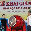Chủ tịch Quốc hội Nguyễn Thị Kim Ngân đánh trống khai giảng năm học mới. (Ảnh: Trọng Đức/TTXVN)