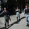 Lực lượng an ninh Afghanistan làm nhiệm vụ tại hiện trường vụ tấn công. (Nguồn: AFP/TTXVN)