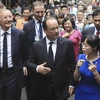 Tổng thống Cộng hoà Pháp Francois Hollande đi bộ tham quan phố cổ Hà Nội. (Ảnh: Phạm Kiên/TTXVN)