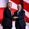 Ông Donald Trump (trái) và ông Mike Pence tại Đại hội toàn quốc đảng Cộng hòa ở Cleveland, Ohio, Mỹ. (Nguồn: AFP/TTXVN)