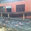 Một ngôi nhà bị phá hủy trong trận động đất. (Nguồn: THX/TTXVN)