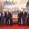 Thủ tướng Nguyễn Xuân Phúc tiếp đại diện các gia đình, cựu cố vấn, chuyên gia Trung Quốc từng tham gia giúp đỡ Việt Nam trong các cuộc kháng chiến. (Ảnh: Thống Nhất/TTXVN)