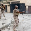 Lực lượng trung thành với Chính phủ đoàn kết dân tốc của Libya giao chiến với phiến quân IS tại Sirte. (Nguồn: AFP/TTXVN)