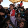 Người dân Iraq sơ tán tới trại tị nạn dành cho những người chạy khỏi các khu vực bị IS chiếm đóng ở phía nam Mosul. (Nguồn: AFP/TTXVN)