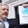 Ông Julian Assange phát biểu với báo giới tại Đại sứ quán Ecuador ở thủ đô London (Anh) ngày 5/2. (Nguồn: AFP/TTXVN)