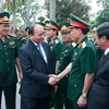 Cán bộ, chiến sỹ Bộ Tư lệnh Quân khu 3, Bộ Quốc Phòng đón Thủ tướng Nguyễn Xuân Phúc. (Ảnh: Thống Nhất/TTXVN)