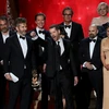Hai nhà sản xuất David Benioff và DB Weiss nhận giải Phim truyền hình chính kịch xuất sắc nhất cho 'Game of Thrones.' (Nguồn: Reuters)