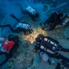 Các thợ lặn kiểm tra bộ di cốt khai quật từ con tàu đắm. (Nguồn: nature.com)