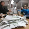 Nhân viên cơ quan bầu cử Nga kiểm phiếu tại Simferopol. (Nguồn: AFP/TTXVN)