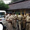 Cảnh sát Mumbai bên ngoài trường học nơi nhóm học sinh tuyên bố nhìn thấy những người đàn ông khả nghi. (Nguồn: ANI)