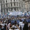 Người dân Argentina biểu tình phản đối các biện pháp kinh tế của Chính phủ và tỷ lệ thất nghiệp đang gia tăng tại thủ đô Buenos Aires. (Nguồn: EPA/TTXVN)