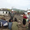 Nhân viên Chữ thập Đỏ đang cố gắng giúp đỡ hàng người dân ở tỉnh Bắc Hamgyong khắc phục hậu quả lũ lụt. (Nguồn: IFRC)
