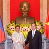 Chủ tịch nước Trần Đại Quang và Tổng thống Philippines Rodrigo Roa Duterte tại lễ đón. (Ảnh: Nhan Sáng/TTXVN)