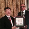 Phó Trưởng Ban Đối ngoại Trung ương Nguyễn Tuấn Phong và Phó Tổng thống Ecuador Jorge Glass. (Ảnh do đoàn cung cấp)