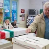 Cử tri Hungary bỏ phiếu tại một điểm bầu cử ở Budapest. (Nguồn: THX/TTXVN)
