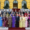 Phó Chủ tịch nước Đặng Thị Ngọc Thịnh chụp ảnh chung với các đại biểu. (Ảnh: Doãn Tấn/TTXVN) 