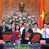 Thủ tưởng Nguyễn Xuân Phúc và Trưởng Ban Dân vận Trung ương Trương Thị Mai ký kết Chương trình phối hợp. (Ảnh: Thống Nhất/TTXVN)