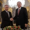 Tổng thống Thổ Nhĩ Kỳ Recep Tayyip Erdogan (phải) có cuộc gặp với Tổng thống Nga Vladimir Putin đang trong chuyến thăm Thổ Nhĩ Kỳ. (Nguồn: AFP/TTXVN)