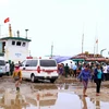 Lực lượng chức năng tỉnh Quảng Trị cùng các phương tiện chuẩn bị đón các nạn nhân vào bờ. (Ảnh: Trần Tĩnh/TTXVN)