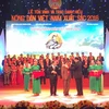 Chủ tịch nước Trần Đại Quang trao danh hiệu cho các nông dân xuất sắc. (Ảnh: Thanh Tâm/Vietnam+)