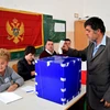 Cử tri Montenegro bỏ phiếu tại một điểm bầu cử ở Podgorica. (Nguồn: EPA/TTXVN)