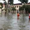 Mấy ngày qua trường THPT Nghèn, huyện Can Lộc chìm trong nước. (Ảnh: Thanh Tùng/TTXVN)