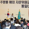 Tổng thống Hàn Quốc Park Geun-hye (giữa) trong một cuộc họp ở thủ đô Seoul. (Nguồn: EPA/TTXVN)