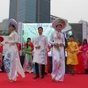 Trình diễn áo dài truyền thống Việt Nam tại lễ hội. (Ảnh: Vũ Toàn-Phạm Duy/Vietnam+)
