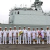 Thủy thủ tàu HMCS Vancouver cùng với Lực lượng Hải quân Việt Nam. (Ảnh: Thanh Vũ/TTXVN)