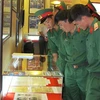 Các chiến sỹ Bộ tư lệnh Quân đoàn 3 tham quan triển lãm. (Ảnh: Văn Thông/TTXVN)