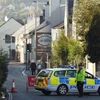 Cảnh sát phong tỏa khu vực xung quanh hiện trường phát hiện gói khả nghi. (Nguồn: mirror.co.uk)