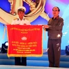 Chủ tịch Ủy ban Trung ương MTTQ Việt Nam Nguyễn Thiện Nhân trao tặng bức trướng tại Chương trình giao lưu. (Ảnh: Nguyễn Dân/TTXVN) 