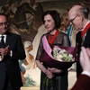 Tổng thống Pháp François Hollande trao tặng huân chương Bắc Đẩu Bội Tinh cho cặp vợ chồng Marlene và Spencer Hays. (Nguồn: AFP)