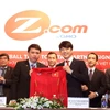 Tổng thư ký VFF Lê Hoài Anh tặng áo thi đấu của đội tuyển cho đại diện tập đoàn GMO Z.com. (Ảnh: Quốc Khánh/TTXVN)