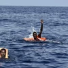 Người di cư chờ đợi được cứu trên biển Địa Trung Hải ở ngoài khơi Libya. (Nguồn: AFP/TTXVN)
