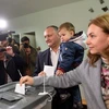 Ứng cử viên Igor Dodon (giữa) bỏ phiếu tại một địa điểm bầu cử ở Chisinau. (Nguồn: AFP/TTXVN)