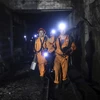 Lực lượng cứu hộ làm nhiệm vụ tại hiện trường vụ nổ mỏ than. (Nguồn: THX/TTXVN)