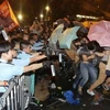 Cảnh sát Hong Kong xịt hơi cay vào người biểu tình. (Nguồn: scmp.com)