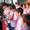 Phó Chủ tịch nước Đặng Thị Ngọc Thịnh trao 200 suất học bổng cho học sinh trên địa bàn huyện Hương Khê. (Ảnh: Phan Quân/TTXVN)