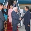 Bộ trưởng, Chủ nhiệm Văn phòng Chủ tịch nước Đào Việt Trung đón Tổng thống Ireland và Phu nhân. (Ảnh: Doãn Tấn/TTXVN) 