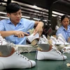 Sản xuất giày xuất khẩu. (Ảnh: Trần Việt/TTXVN)