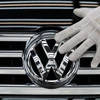 Nhân viên của Volkswagen gắn logo của hãng lên xe Phaeton tại nhà máy của Volkswagen ở Dresden, Tây Đức. (Nguồn: AFP/TTXVN)