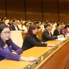 Các đại biểu Quốc hội tỉnh Bình Thuận bấm nút thông qua Nghị quyết. (Ảnh: Trọng Đức/TTXVN)
