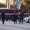 Cảnh sát điều tra tại khu vực phía trước tòa nhà Đại sứ quán Pháp ở Athens sau vụ tấn công. (Nguồn: AFP/TTXVN)