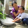 Người dân sử dụng nước sạch từ dự án. (Ảnh: Nguyễn Thành/TTXVN)