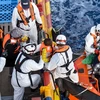 Lực lượng cứu hộ giải cứu người di cư trên Địa Trung Hải. (Nguồn: AFP/TTXVN)