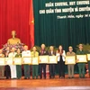 Các cán bộ chuyên gia, quân tình nguyện được trao tặng Huân, Huy chương của Nhà nước Lào. (Ảnh: Khiếu Tư/TTXVN)