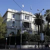 Bên ngoài tòa nhà Đại sứ quán Pháp tại Athens. (Nguồn: AP/TTXVN)